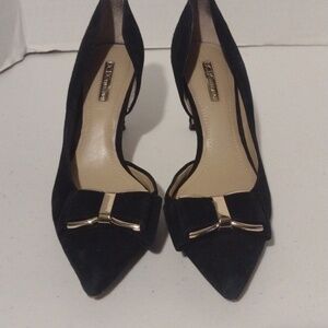 Classy black heel with bow and gold accents 6m bcbgeneration